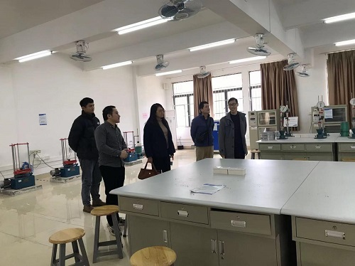 图为参观建设学院实训室.jpg